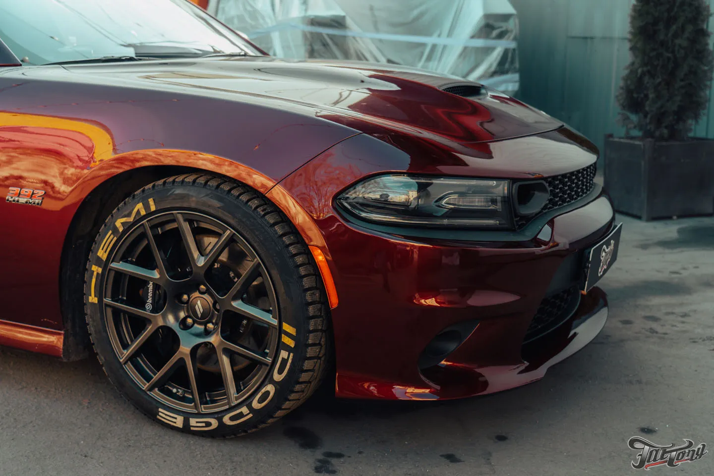 Новый комплект бордовых ремней безопасности в салоне Dodge Charger